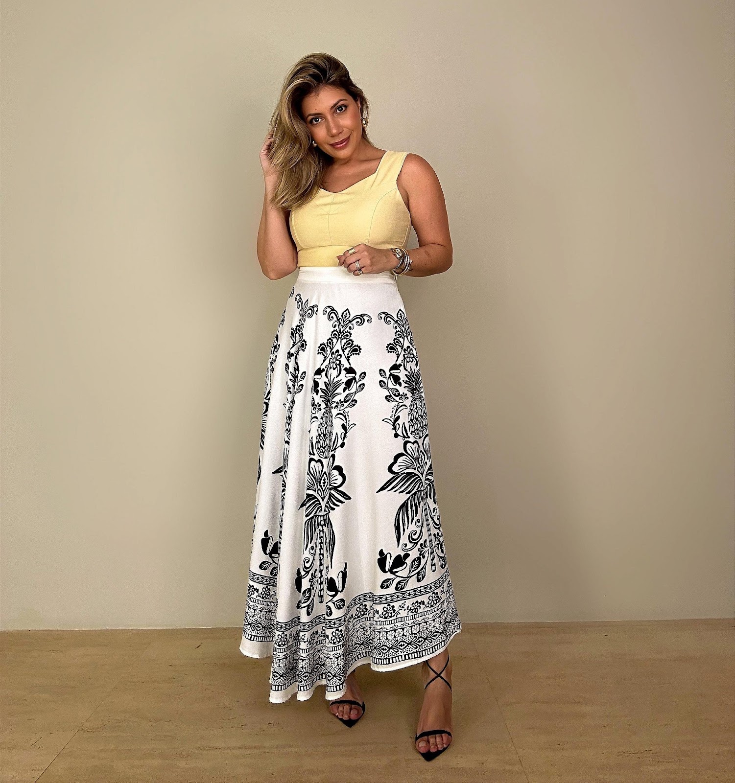 Versatilidade e Estilo: Um Toque de Elegância com Saia Midi Farm e Regata Feminina