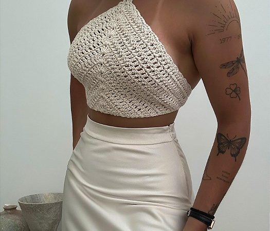 Inspirações para um Visual Descolado: Regata Cropped Canelada, Regata Lenço e Saia Jeans Curta