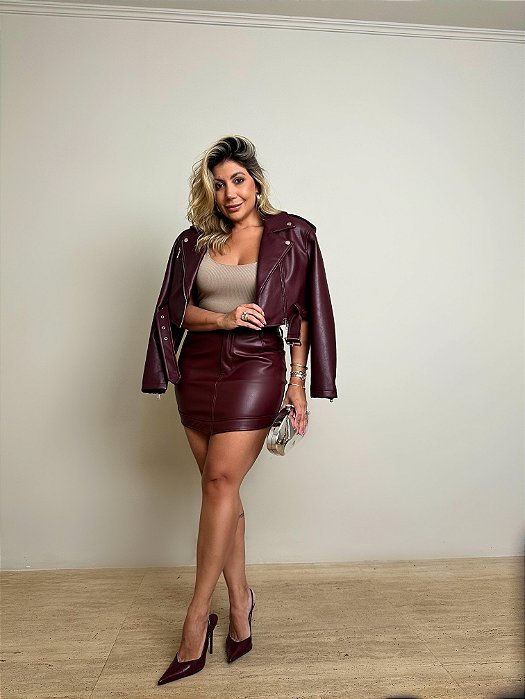 Looks Neutros com Charme: Combinando Top Preto, Saia Midi Bege e Saia Curta Branca