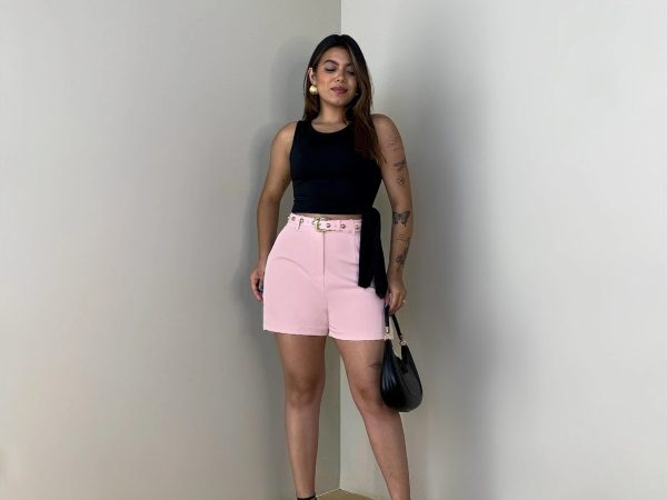 Elegância no Estilo Com Camisa Cropped