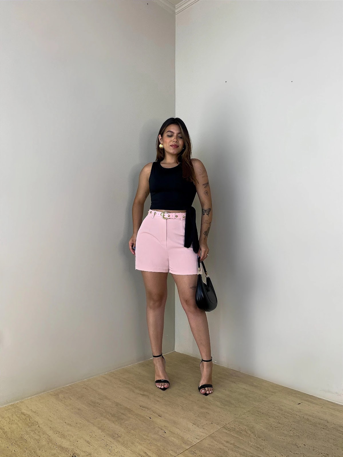 Elegância no Estilo Com Camisa Cropped